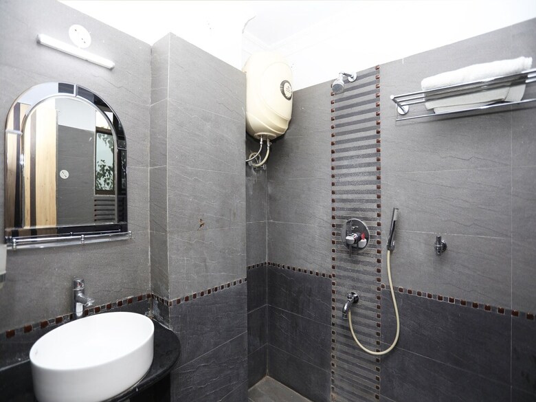 Hotel Oyo 9921 Nesh Inn Heritage