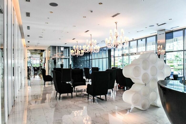 Azure Rio West Wavepool 1br Near Airport