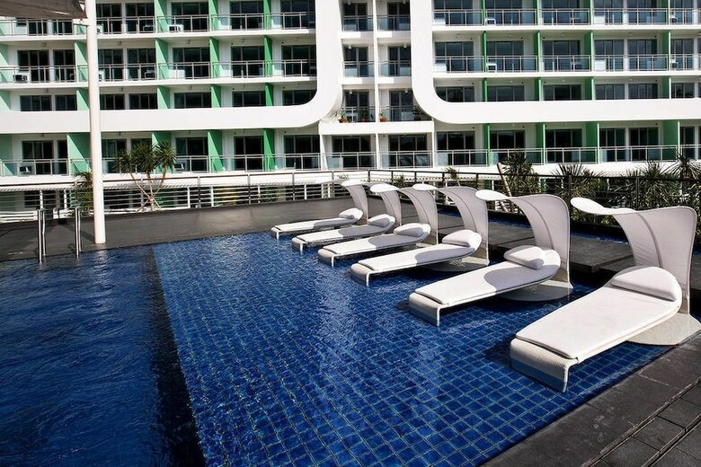 Azure Rio West Wavepool 1br Near Airport
