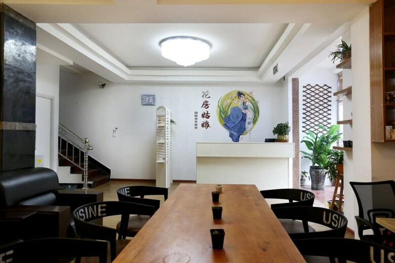 Hostal Flower House Girl Youth Hostel