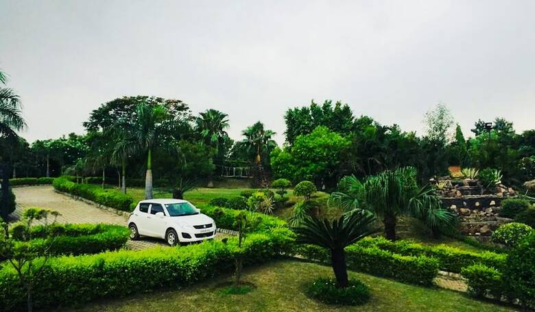 Hotel Kingfisher Aravali Resort