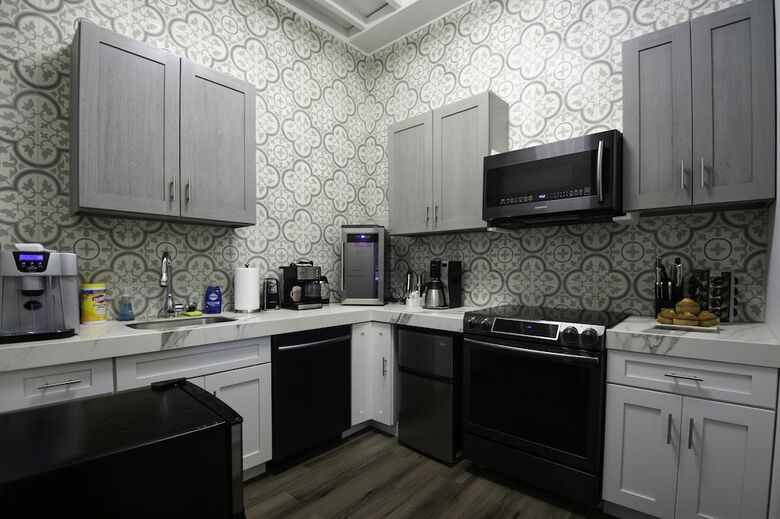Villa 5 Br - Best Location Next To French Qt