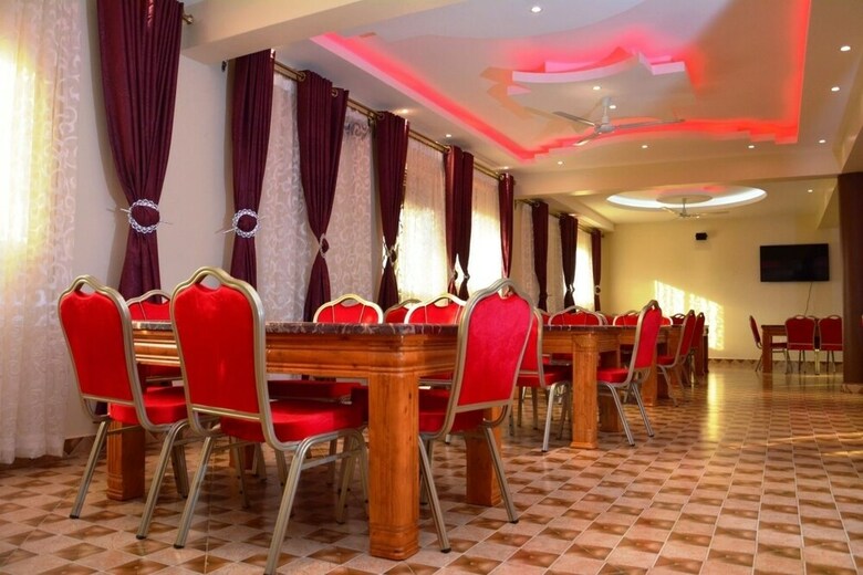 Mak-queen Hotel