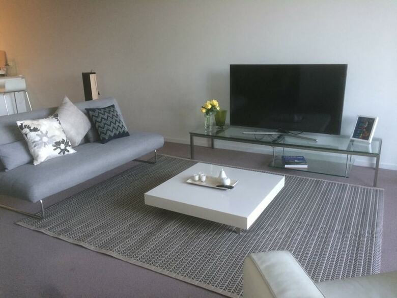 Marina View Apartment On The Maribyrnong River, Melbourne