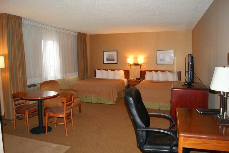 Hotel Quality Inn & Suites P.e. Trudeau Airport