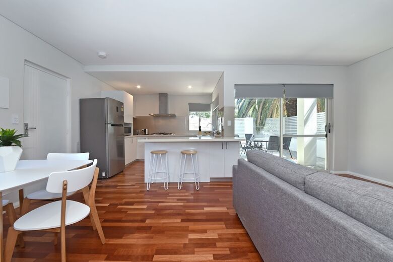 Stylish Apartment Near Perth City 2210