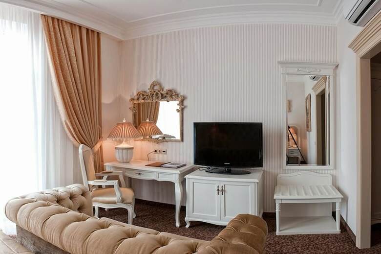 Imperial Village Hotel Hosudarev Dom
