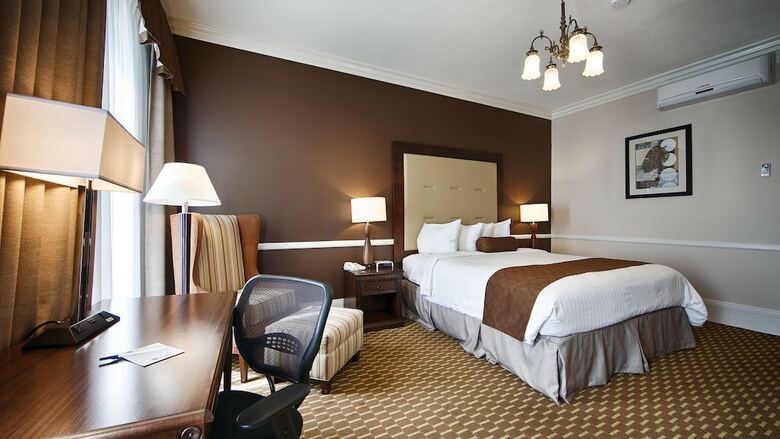 Best Western Plus San Pedro Hotel & Suites