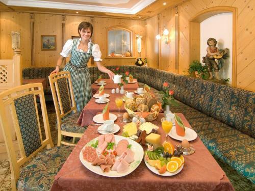 Hostal G�stehaus Wei�es R�ssl