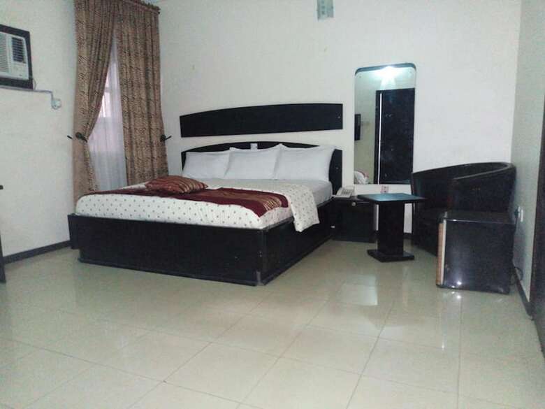 Roneks Royal Hotel & Suites