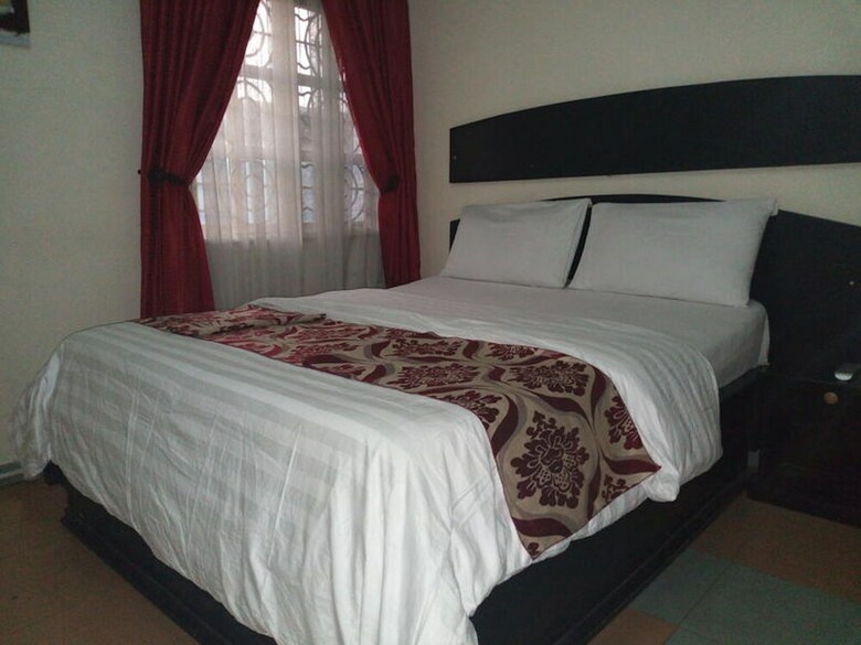 Roneks Royal Hotel & Suites