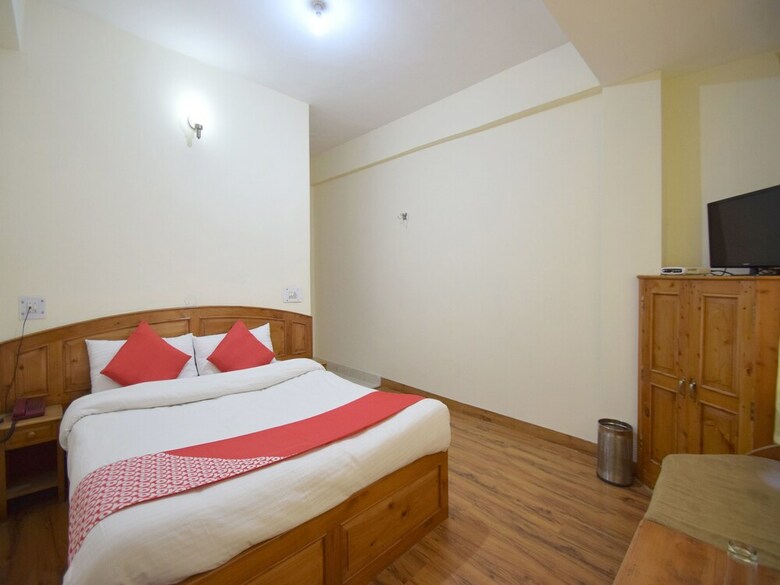 Oyo 11552 Hotel Rising Star