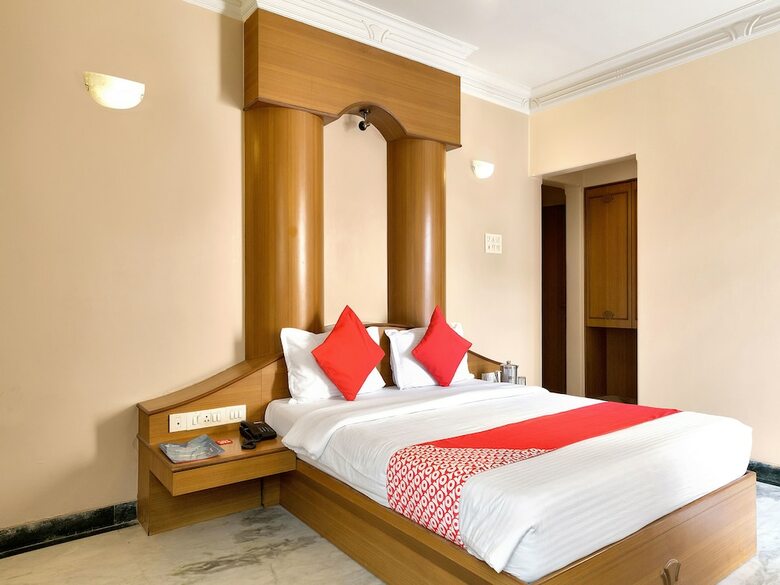 Oyo 12020 Hotel Ratna Regency