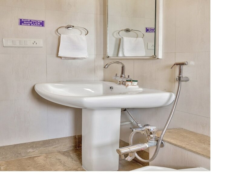 Oyo 12020 Hotel Ratna Regency