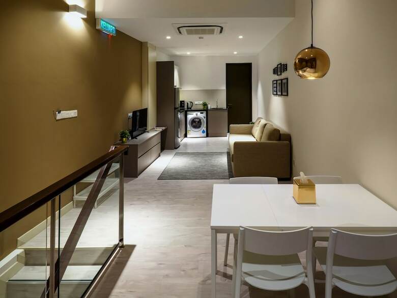 Hutton Central Hotel