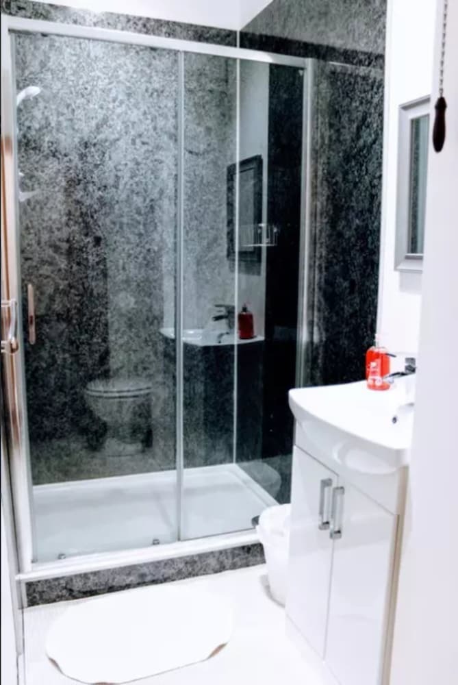 1 Bedroom Apartment Near The Old Town