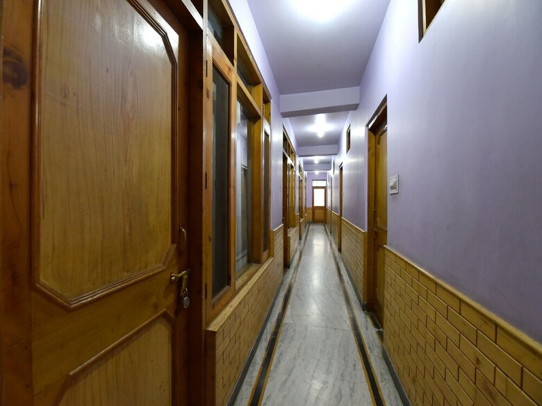 Oyo 13218 Hotel Hollywood