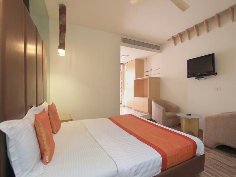 Oyo 11883 Hotel Purple Inn