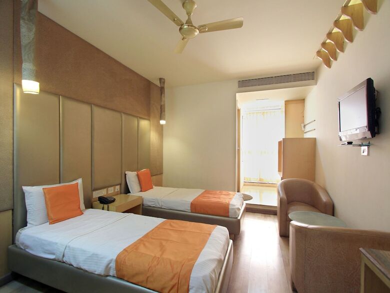 Oyo 11883 Hotel Purple Inn
