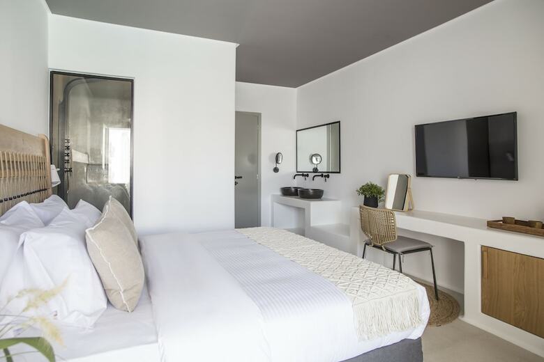 Adorno Beach Hotel & Suites