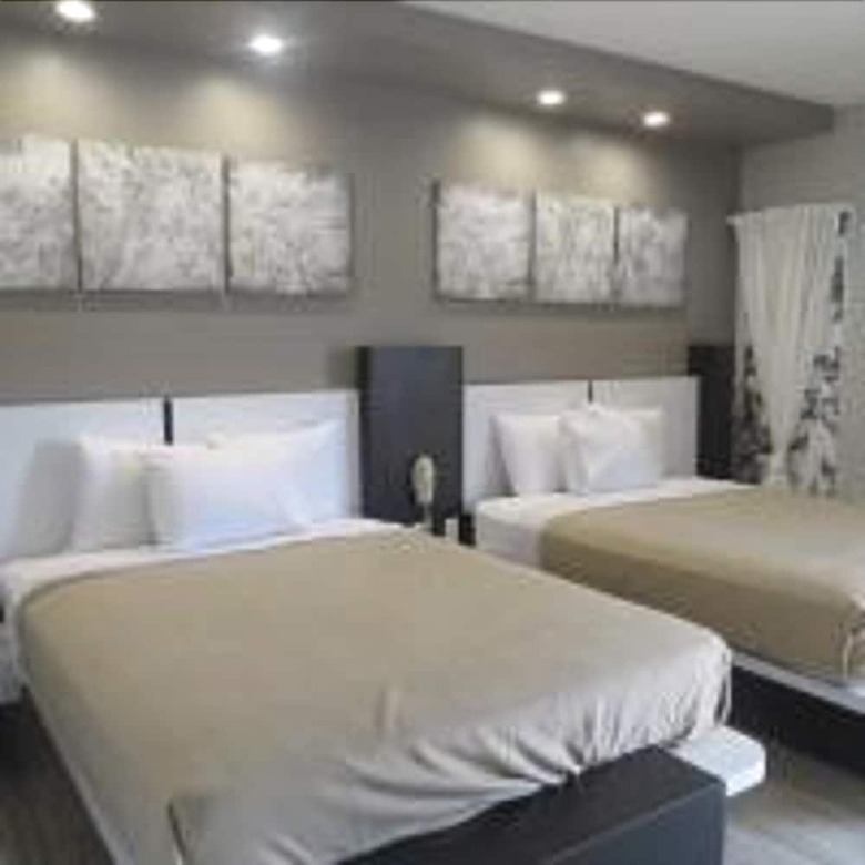 Hotel Crystal Inn