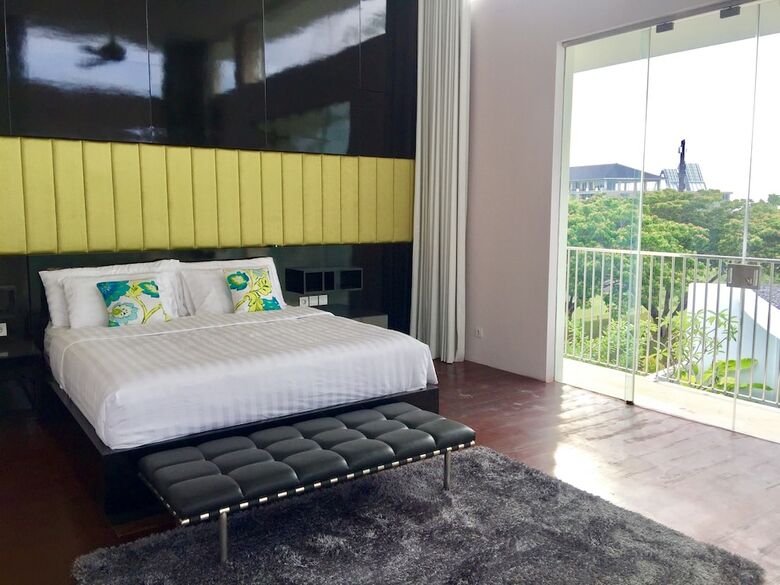 Villa Yellow Door