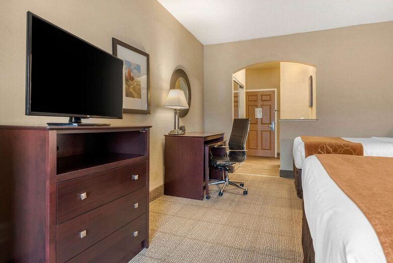 Hotel Comfort Suites Near Route 66