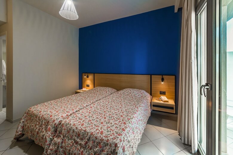 Tropical Hotel B