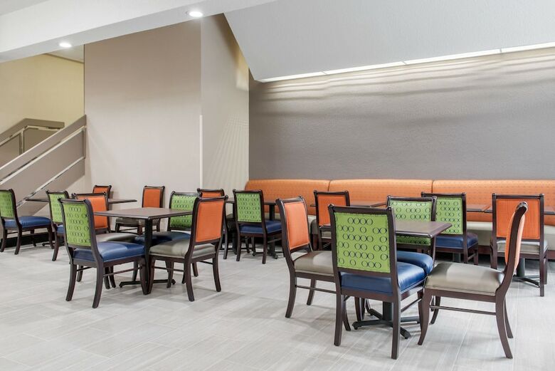Hotel Quality Inn And Conference Center