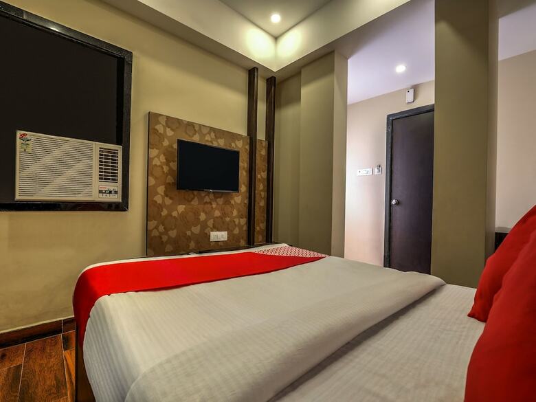 Hotel Oyo 14244 Loya Legend
