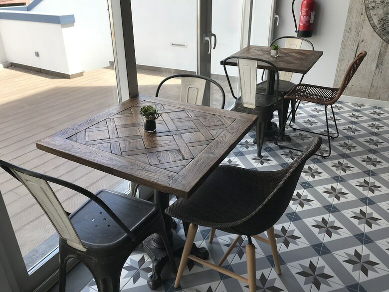 Hostal Royal Beach Hostel & Suites