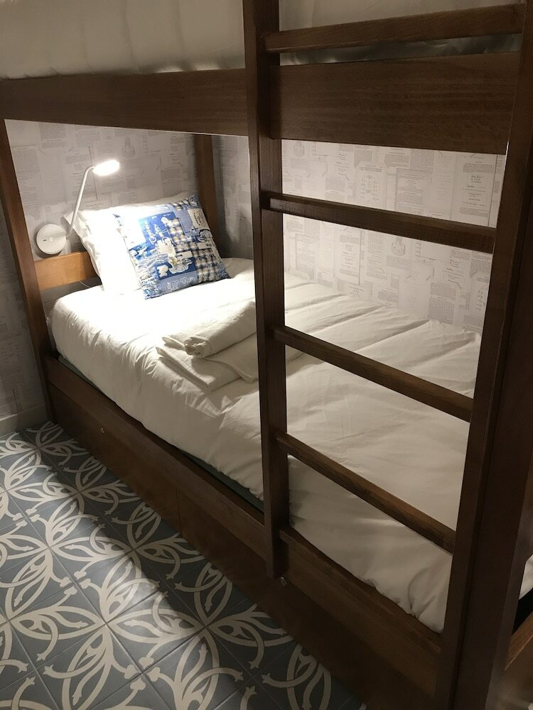 Hostal Royal Beach Hostel & Suites