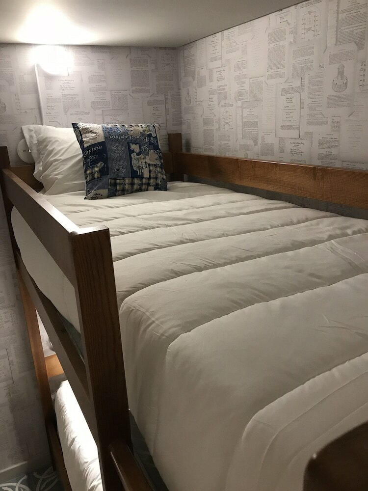 Hostal Royal Beach Hostel & Suites