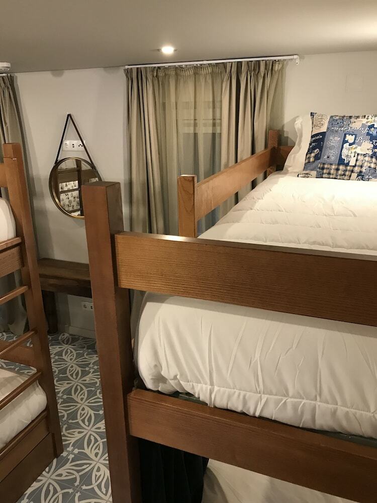 Hostal Royal Beach Hostel & Suites