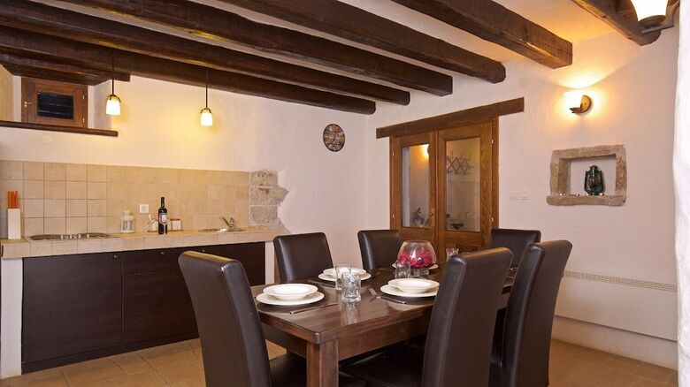 Hotel Traditional Stone House