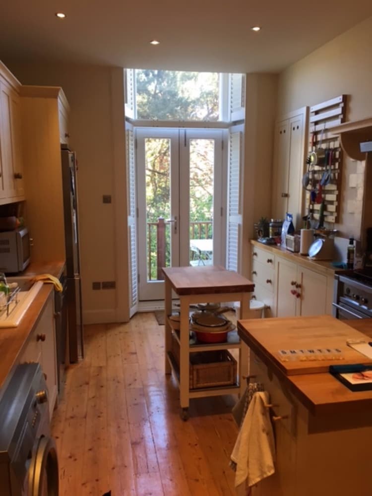 South Edinburgh 3 Bedroom Apartment With Garden