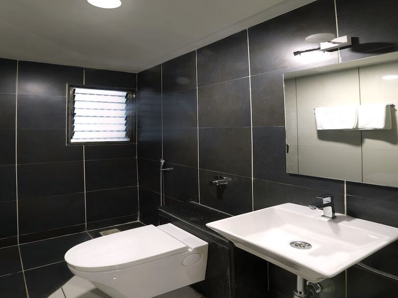Hotel Oyo 12844 Sri Sai Suites