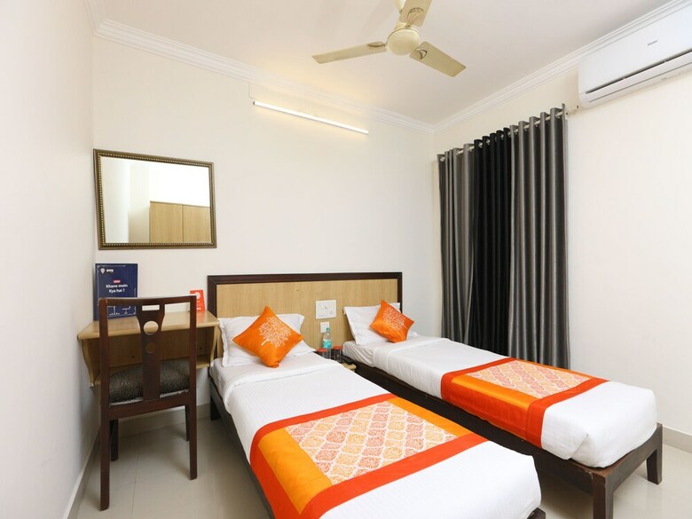 Hotel Oyo 12251 Half Moon