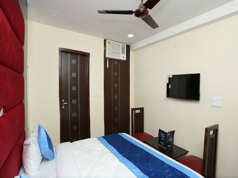 Oyo 11952 Hotel Royal India