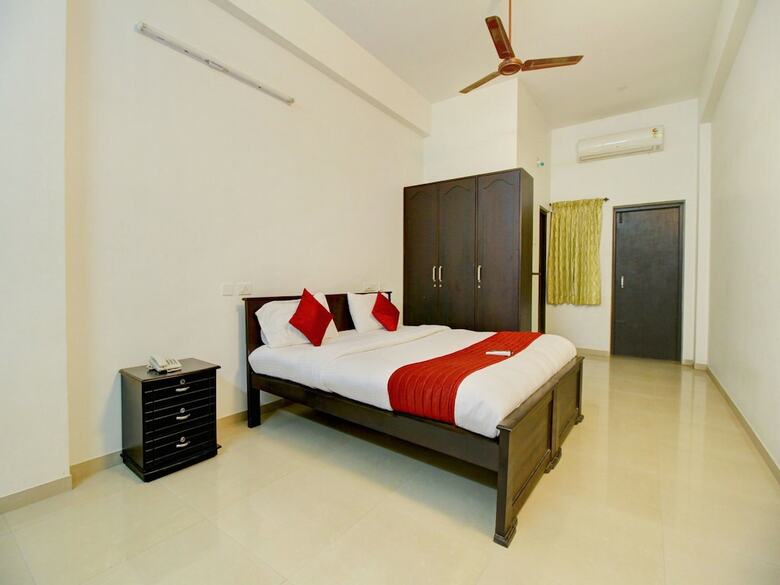 Hotel Oyo 12069 Rankghas Residency