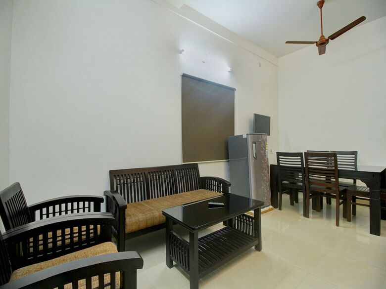 Hotel Oyo 12069 Rankghas Residency