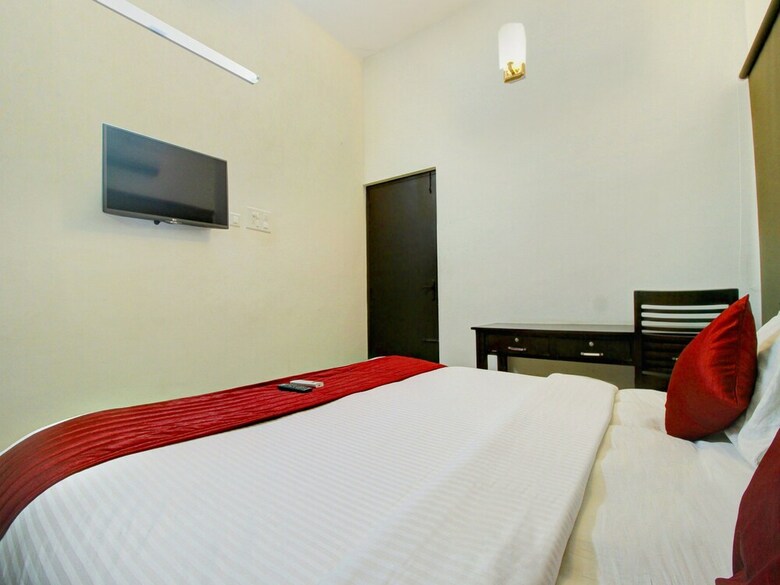 Hotel Oyo 12069 Rankghas Residency