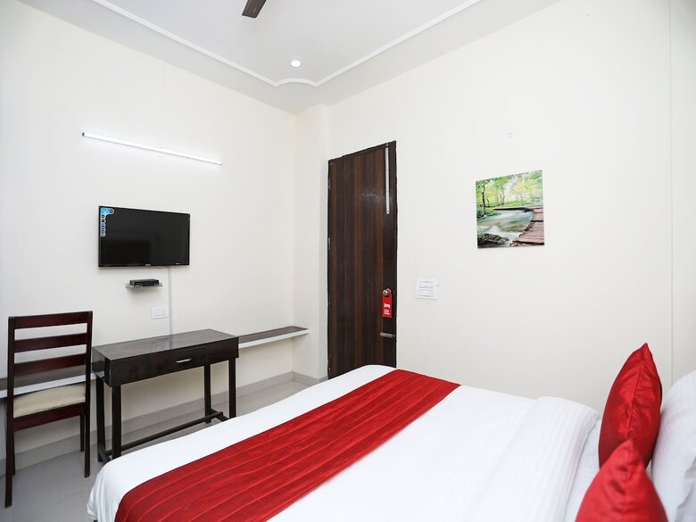 Hotel Oyo 13555 Niketan Medanta