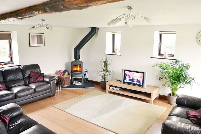 Beautifully Converted 400-year-old Threshing Barn In East Devon. Pet-friendly.