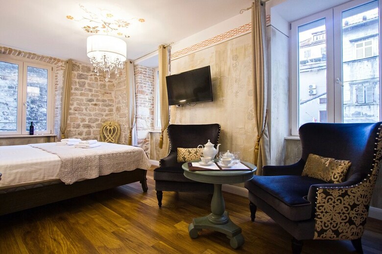Hotel Plaza Marchi Old Town
