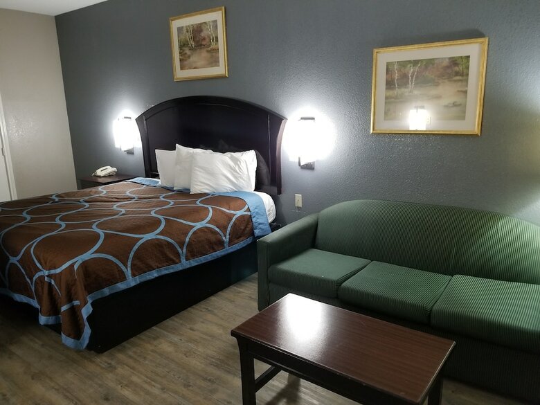 Hotel Executive Inn & Suites