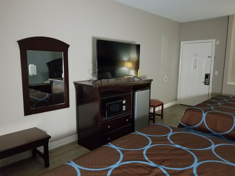 Hotel Executive Inn & Suites
