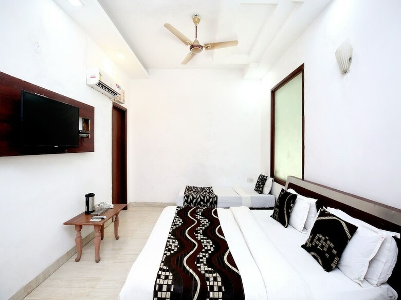 Oyo 14515 Hotel Paras Regency