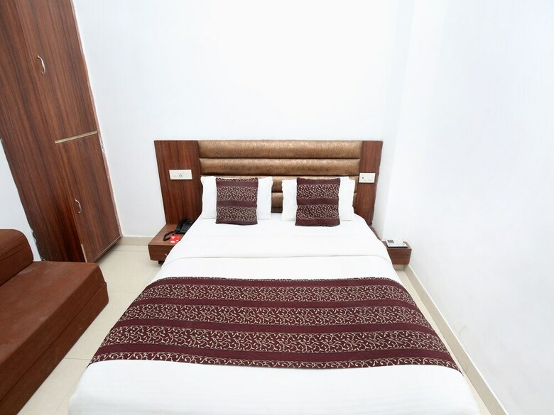 Oyo 14515 Hotel Paras Regency