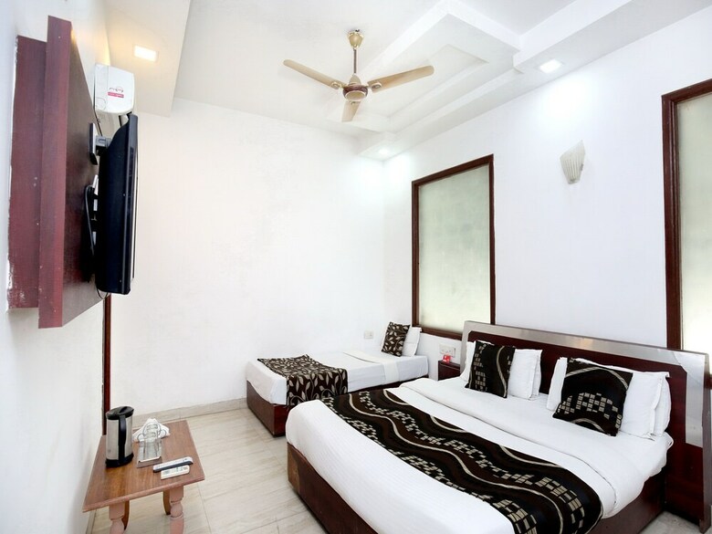 Oyo 14515 Hotel Paras Regency